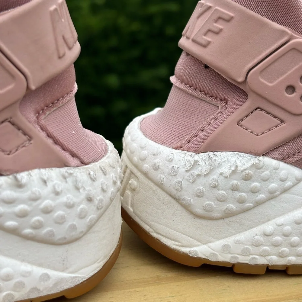 Nike Air Haurache Run in Particle Pink Suede Sneaker Sz 8